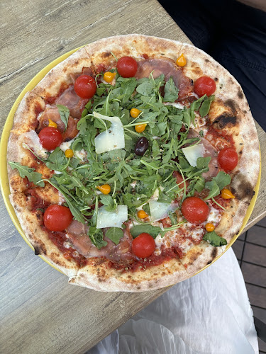 Pizza na stolu restorana Jadran