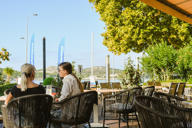 Gosti na terasi restorana Jadran