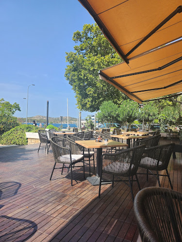 Terasa restorana Jadran s pogledom prema moru